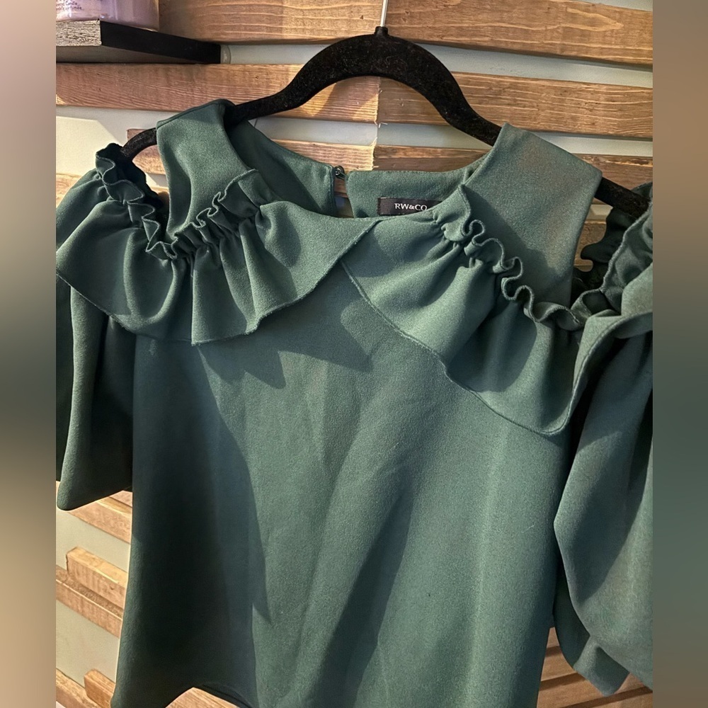 RW&CO Ruffle shoulder sleeve - Picture 2 of 3